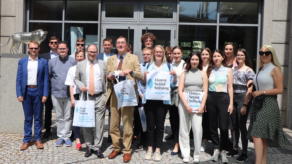 Gruppenfoto vor dem Gebäude der Seidel-Stiftung.JPG